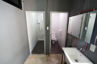 Phòng tắm tại Box Hostel N Cafe