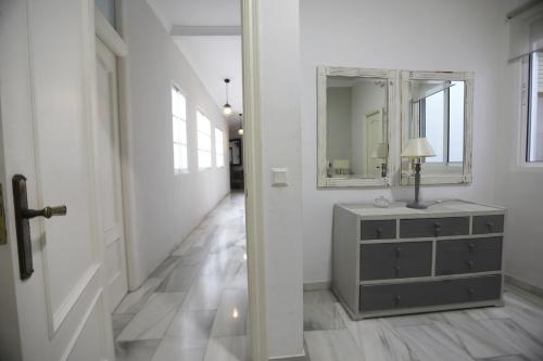 przedpokój z komodą i lustrem w obiekcie Apartamento Mar de Korus w Maladze