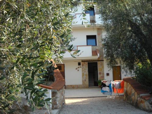 a house seen through the branches of a tree at Zagare Residence in Rodi Garganico