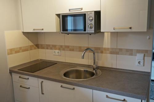 cocina con fregadero y microondas en Ferienwohnung Scheib, en Bad Sobernheim