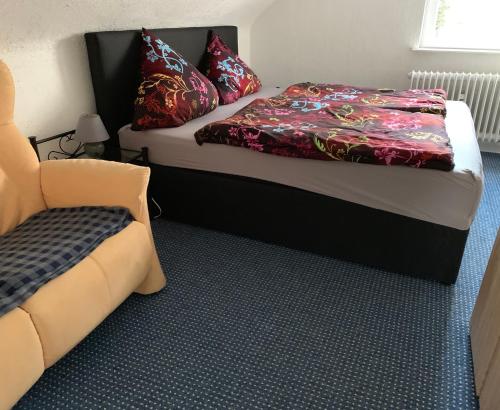 a small bedroom with a bed and a couch at Ferienwohnung Central No.1 in Bad Wildungen