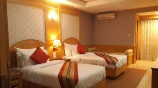 Una cama o camas en una habitación de The Lion King Hotel Udonthani