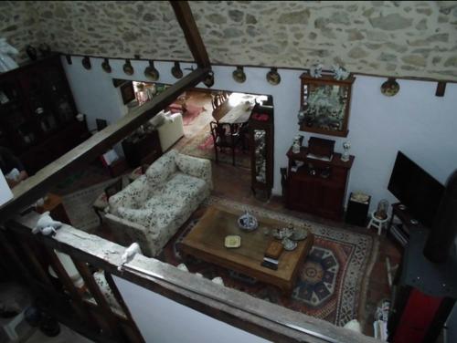 ein Wohnzimmer mit einem Sofa und einem Couchtisch in der Unterkunft Domaine du Breuil in Chassignolles