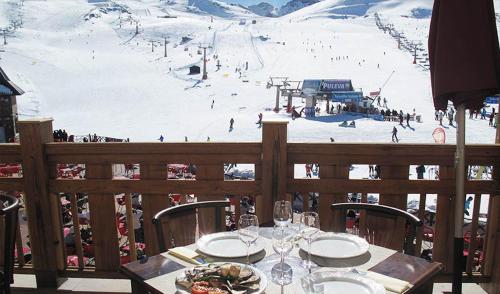 a table on a balcony with a ski slope at Apartamento el Purche in Granada
