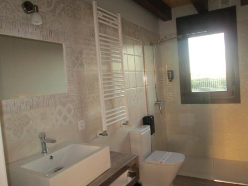 Et badeværelse på APARTAMENTOS FONTE VILLAR