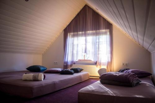 מיטה או מיטות בחדר ב-Naktsmājas APĒ