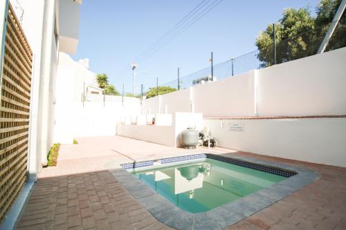 una piscina en el patio trasero de una casa en CURIOCITY Green Point en Ciudad del Cabo