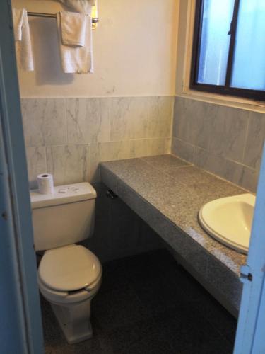 Salle de bains dans l'établissement American Plaza Motel