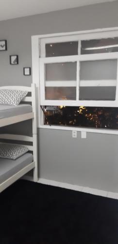 Bunk bed o mga bunk bed sa kuwarto sa Quarto com suíte para mulheres