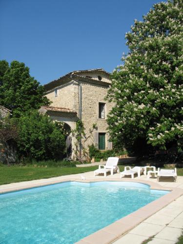 une piscine avec des chaises longues et une maison dans l'établissement Chez Janie Hirst, à Sauzet