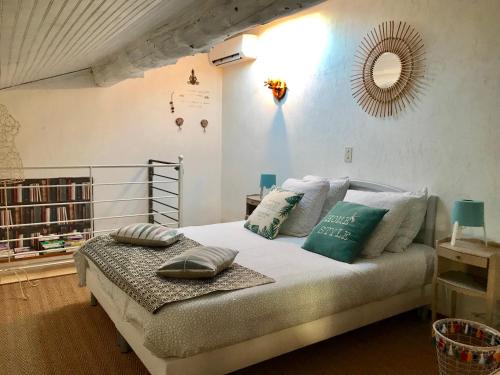 Postel nebo postele na pokoji v ubytování La capucinette à l’ombre du marronnier