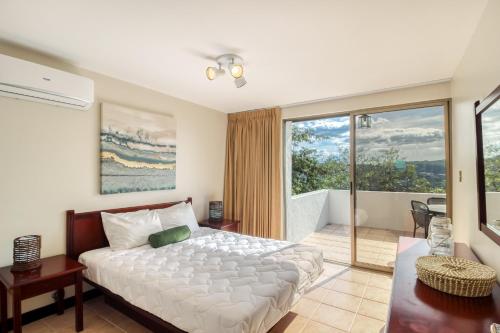 - une chambre avec un lit et un balcon dans l'établissement Villa Sol 66-3, à Playa Hermosa