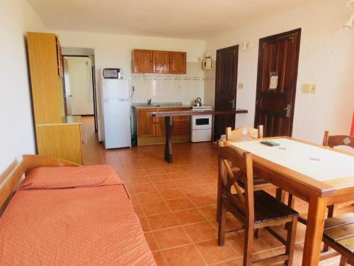 拉帕洛马La Paloma del Mar的带桌子的厨房和餐厅