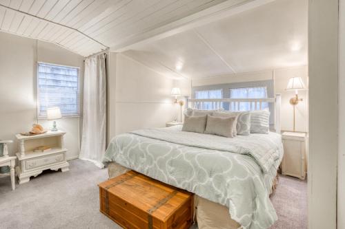 Tempat tidur dalam kamar di Seaside Classic Cozy Bungalow