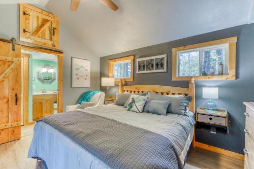 Ein Bett oder Betten in einem Zimmer der Unterkunft Little House in the Big Woods