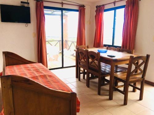 拉帕洛马La Paloma del Mar的一间带桌椅和电视的餐厅