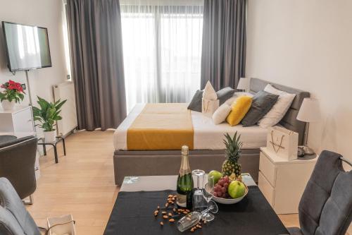 Alpha apartment في زغرب: غرفة في الفندق بها سرير وطاولة مع وعاء من الفواكه