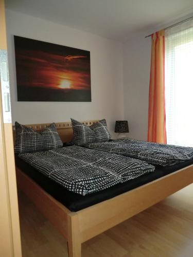a large bed in a bedroom with at Ferienwohnung Am Wildmeisterweg in Wernigerode