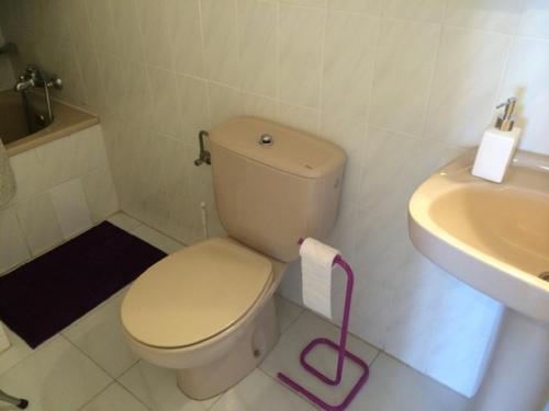 A bathroom at estudio vistas marina y mar ref 295