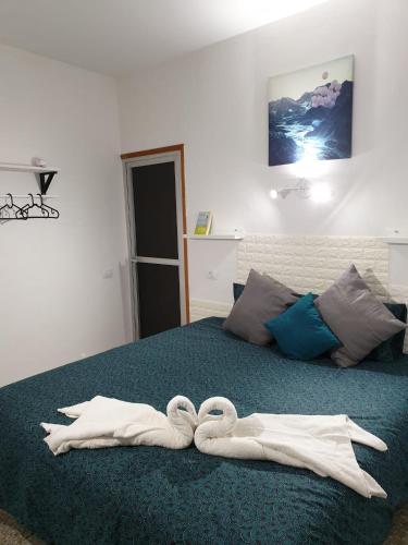 - une chambre avec 2 serviettes sur un lit dans l'établissement Rinconcito El Tablado, à Güimar