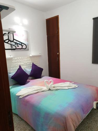 1 dormitorio con 1 cama con arco en Rinconcito El Tablado en Güimar