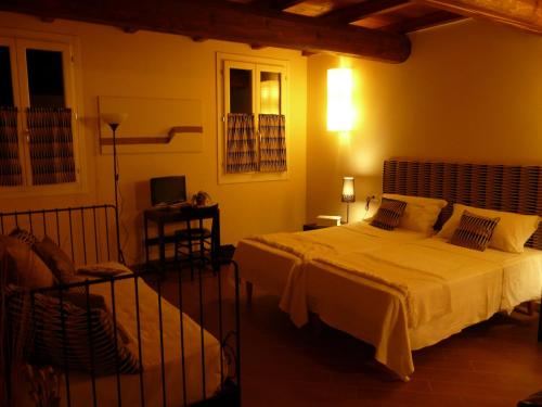 Tempat tidur dalam kamar di Locanda Della Fiorina