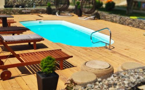 - un modèle de piscine sur une terrasse en bois dans l'établissement Воллен, à Zhvanets