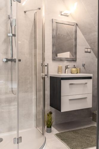 a bathroom with a shower and a sink at MIŁOSZÓWKA in Witów