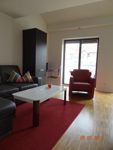 a living room with a white coffee table and a red rug at Backbord Und Steuerbord in Stralsund