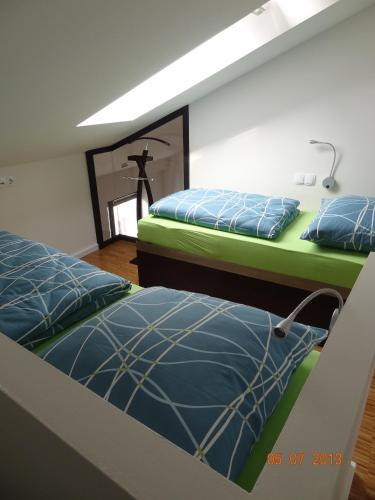 two twin beds in a room with at Backbord Und Steuerbord in Stralsund