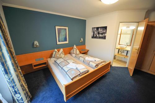 מיטה או מיטות בחדר ב-Pension Grubhof