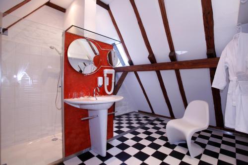 a bathroom with a white sink and a mirror at Mühle am Schlossberg in Wartenberg-Rohrbach