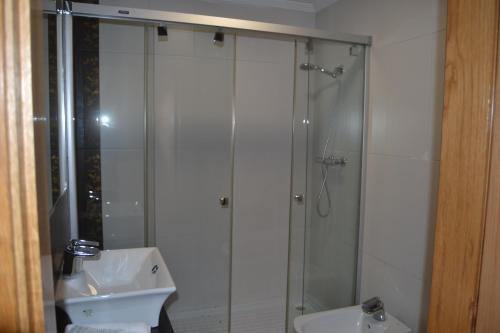 a bathroom with a shower and a sink at hotel la Ribera in Santianes