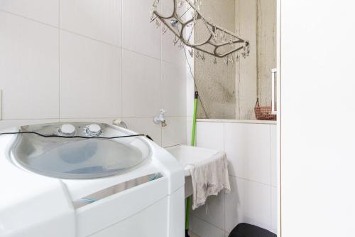 Baño blanco con lavabo y espejo en A142 - Mallorca, en Bombinhas