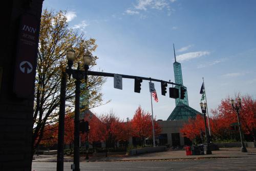 a traffic light with a building in the background at Inn at the Convention Center in Portland