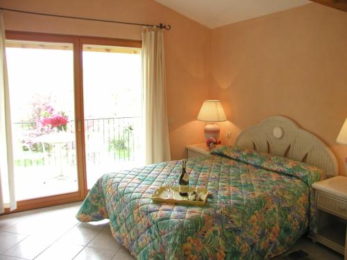 Un dormitorio con una cama con una bandeja de comida. en Villaggio Turistico Riviera, en Cannobio