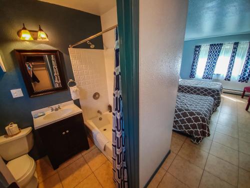mała łazienka z umywalką i toaletą w obiekcie Squirrel Tree Resort w mieście Leavenworth