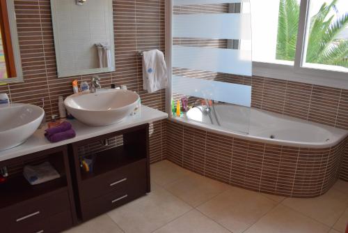 A bathroom at Casa con amarre y piscina privados ref 306