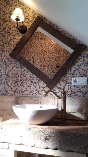 Un baño con un lavabo blanco y una pared. en San Ignacio Rural, en Hornachuelos