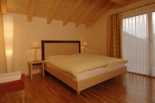 Tempat tidur dalam kamar di Hotel Viktoria-Leukerbad-Therme