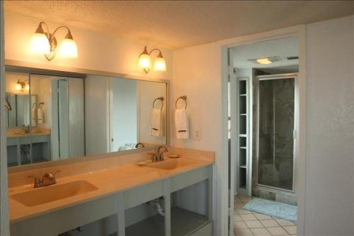 uma casa de banho com dois lavatórios e dois espelhos em Saida IV Condos S4801 em South Padre Island