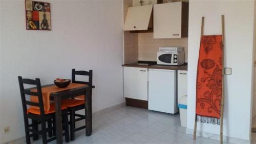 A kitchen or kitchenette at estudio vistas marina y mar ref 295