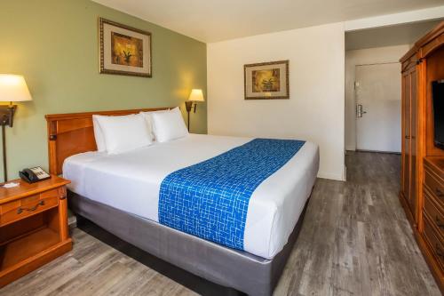 Ένα ή περισσότερα κρεβάτια σε δωμάτιο στο Travelodge by Wyndham Red Bluff South of Redding