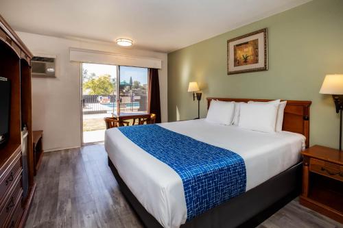 Ένα ή περισσότερα κρεβάτια σε δωμάτιο στο Travelodge by Wyndham Red Bluff South of Redding