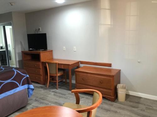 TV a/nebo společenská místnost v ubytování Diboll Inn and Suites