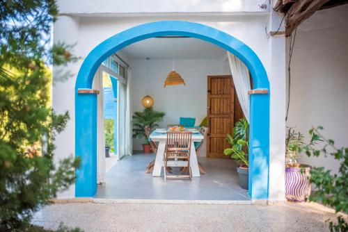 an archway in a house with a table and chairs at VILLA MONTECRISTO. in Montecristo