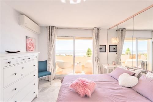sypialnia z łóżkiem z dużym lustrem w obiekcie Beachfront Apartment Marbella Center w Marbelli