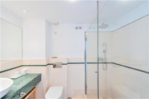 łazienka z prysznicem i umywalką w obiekcie Beachfront Apartment Marbella Center w Marbelli