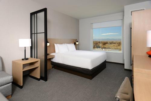 um quarto de hotel com uma cama e uma janela em Hyatt Place Pena Station/Denver Airport em Denver