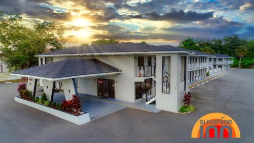 una representación del exterior de un edificio del complejo en Sunshine Inn, en Kissimmee